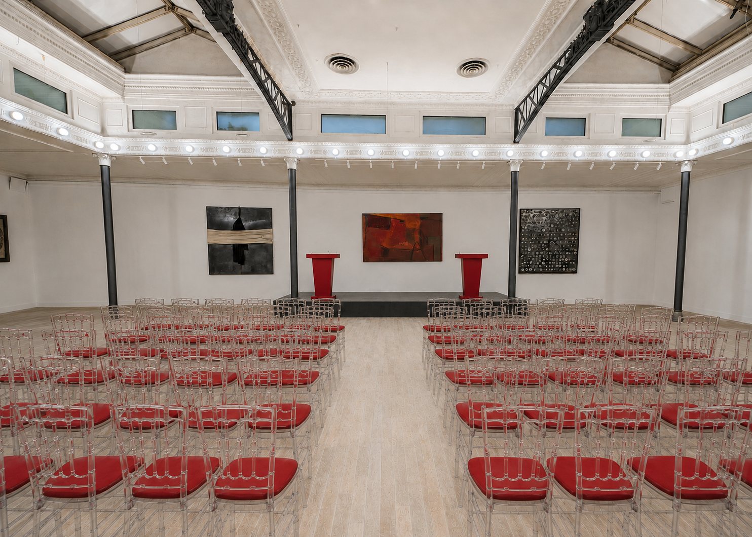 Studio Liberty — configurazione a platea con file di sedie rivolte al palco