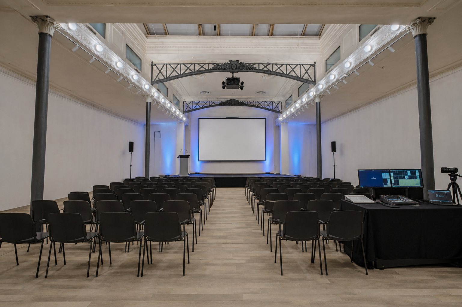 Studio Liberty — sala allestita a platea con palco, schermo e regia per congressi e convegni, Roma centro