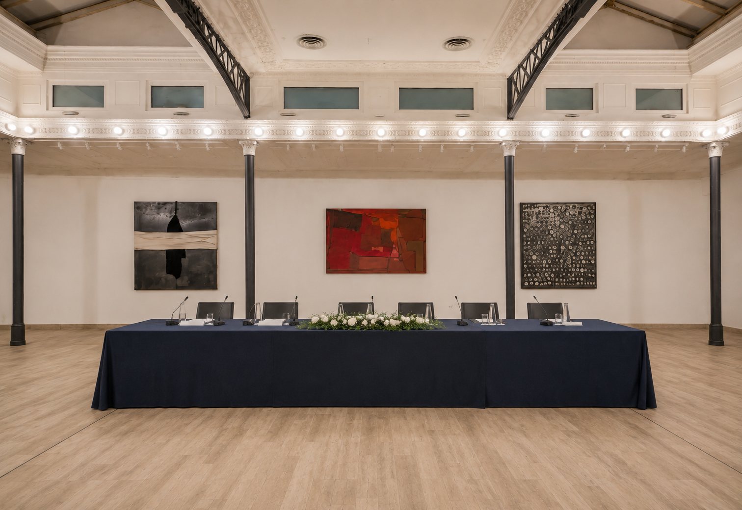 Studio Liberty — tavolo unico con microfoni e postazioni per riunioni e tavole rotonde, Roma centro