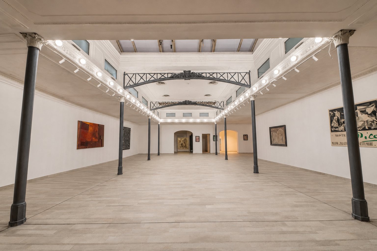 Studio Liberty — sala vuota con colonne in ghisa e pareti allestite a mostra, Roma centro