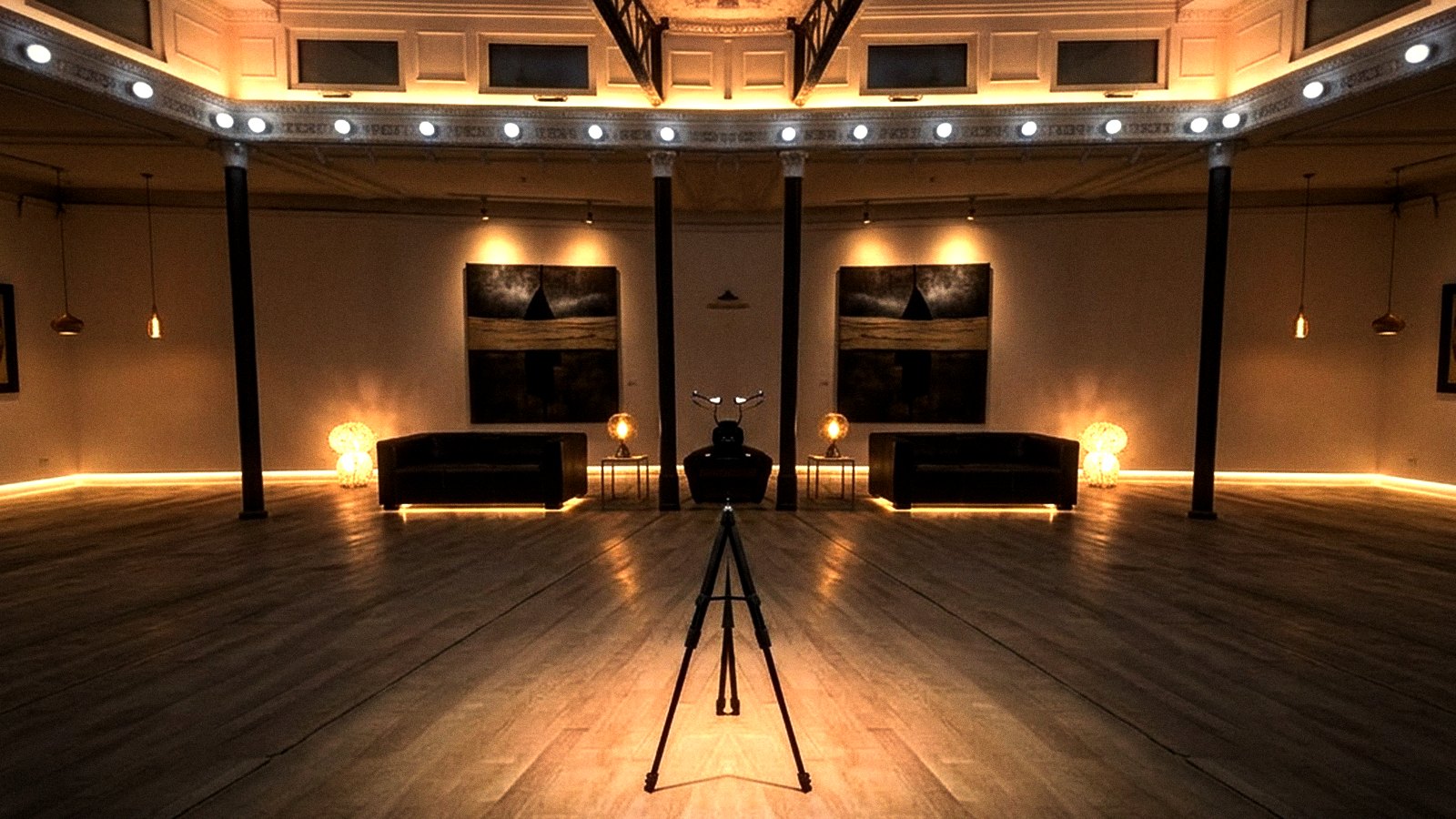 Studio Liberty — sala vuota in penombra con cavalletto al centro, studio fotografico in affitto a Roma centro
