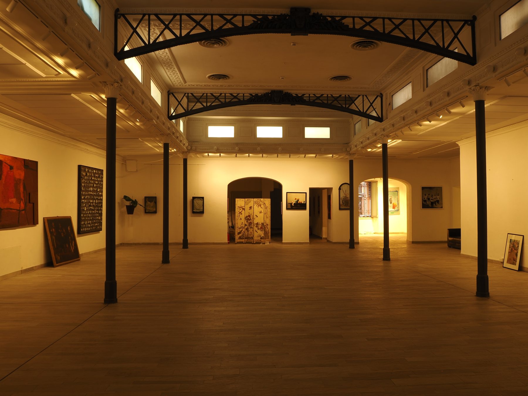 Studio Liberty — la sala grande vuota con capriate in ferro, colonne in ghisa e lucernario, Roma centro