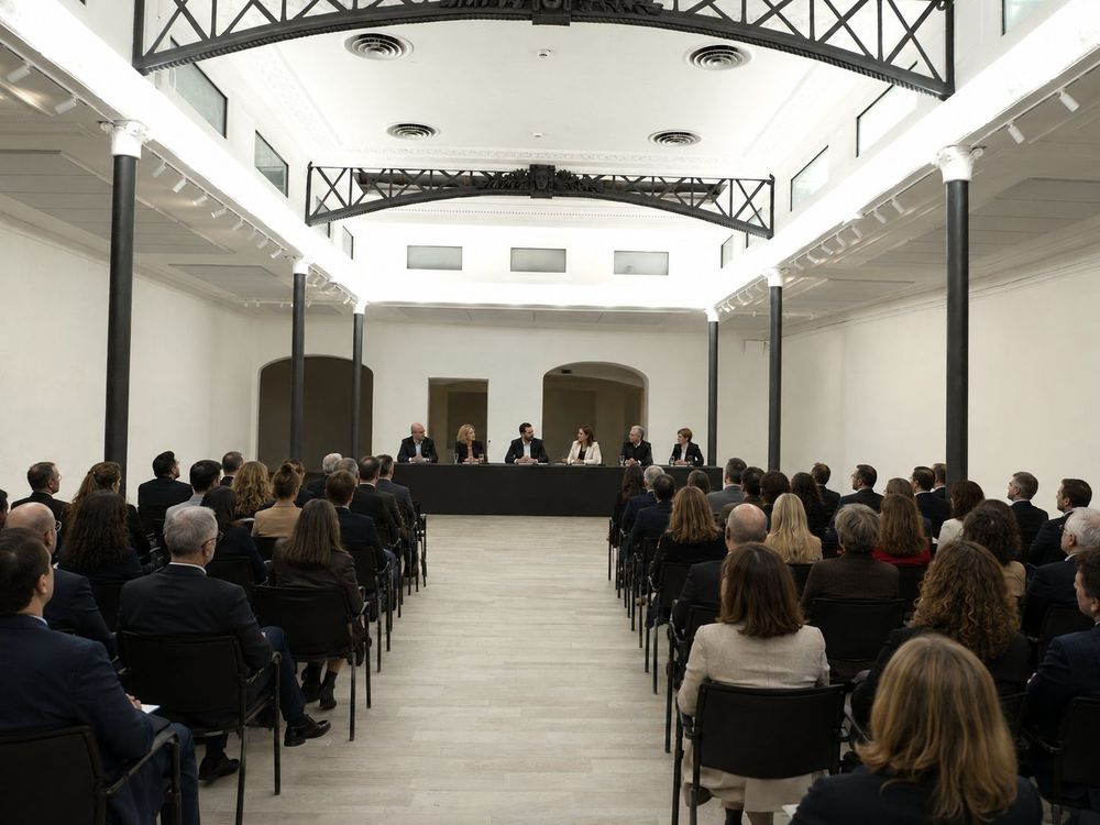 Studio Liberty — tavolo dei relatori con sei interventi e sala al completo