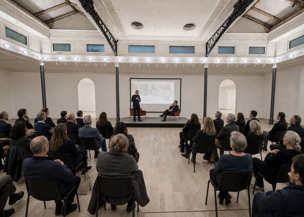 Studio Liberty — incontro con due relatori in poltrona sul palco