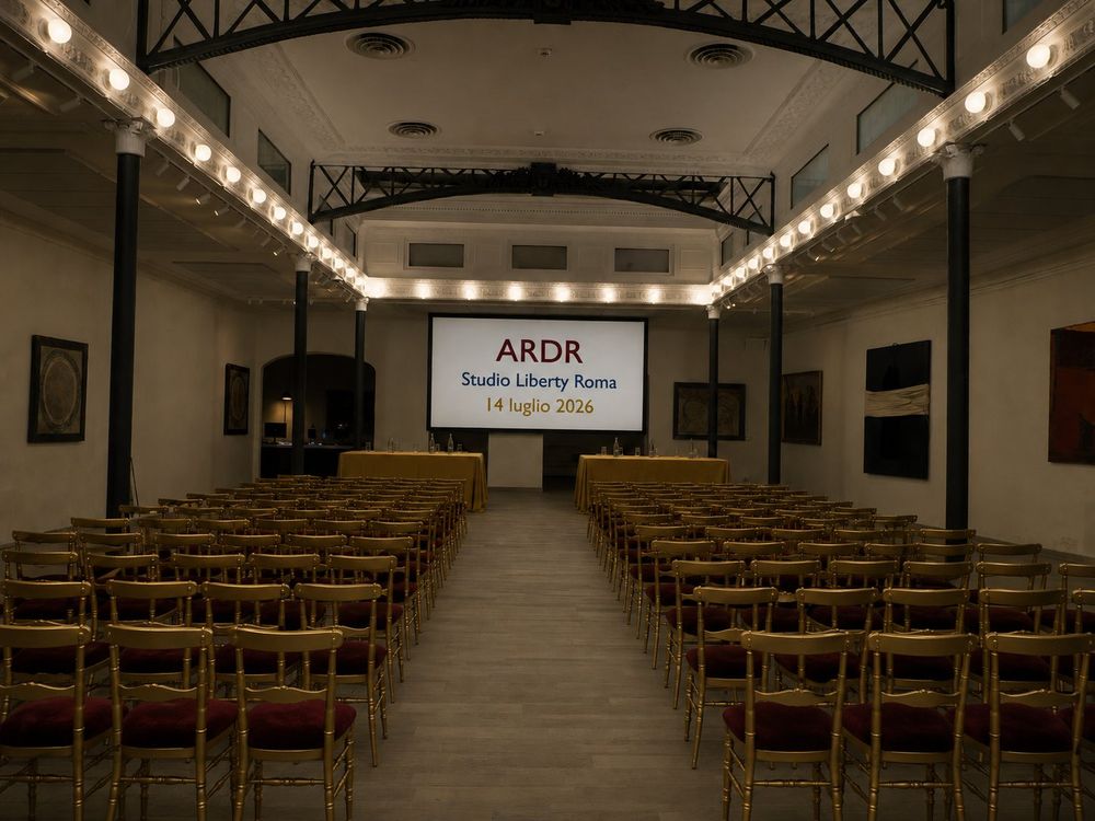 Studio Liberty — allestimento con sedie dorate e velluto per un convegno