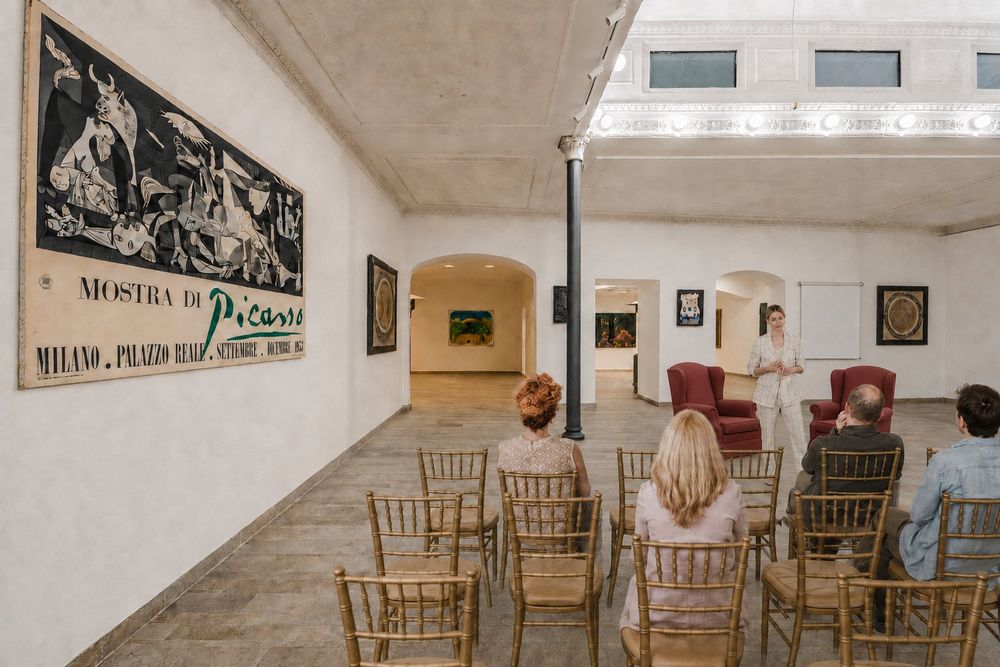 Studio Liberty — presentazione culturale accanto al manifesto della mostra di Picasso