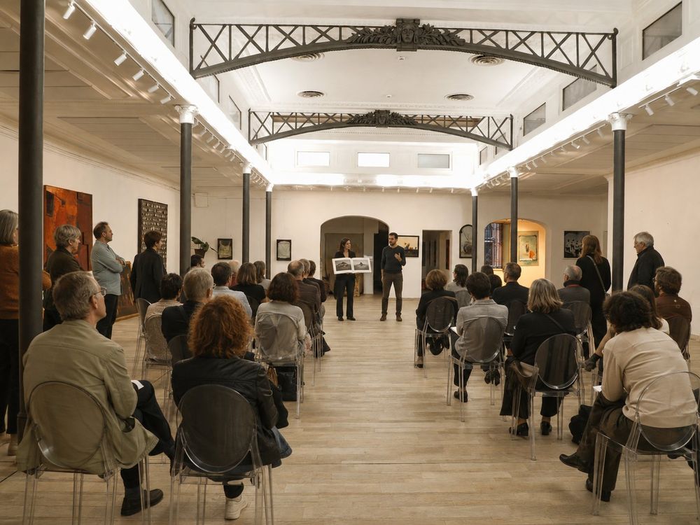 Studio Liberty — presentazione di un'opera con pubblico su sedie trasparenti
