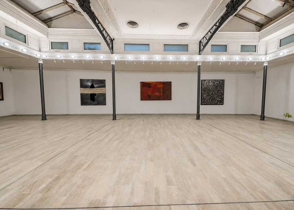 Studio Liberty — sala grande allestita a mostra con le opere appese alle pareti