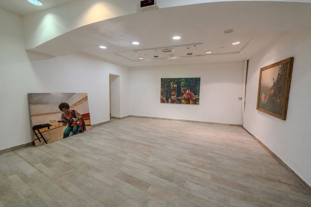 Studio Liberty — sala piccola del percorso espositivo con opere di grande formato