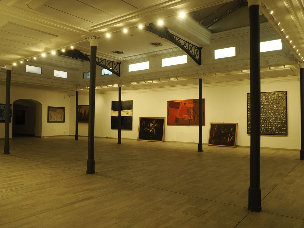 Studio Liberty — la sala grande allestita a mostra vista dall'ingresso, con colonne e faretti orientabili