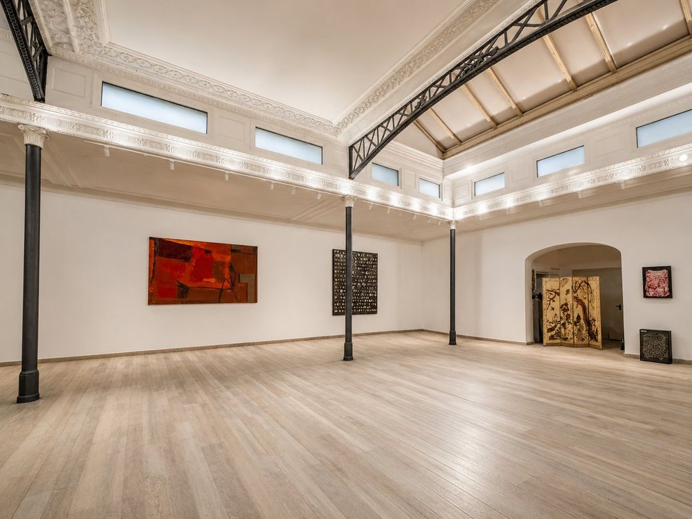 Studio Liberty — sala grande vuota con lucernario e pavimento libero per la passerella