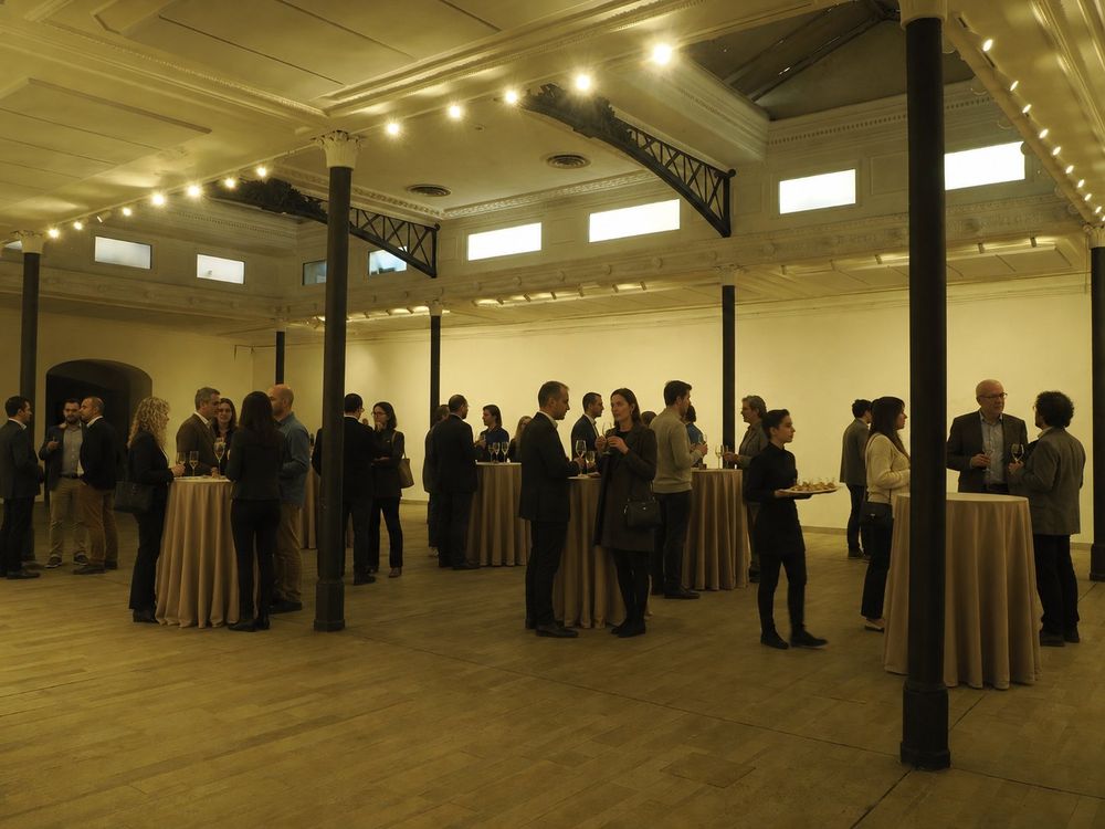 Studio Liberty — cocktail nella sala grande con servizio al vassoio