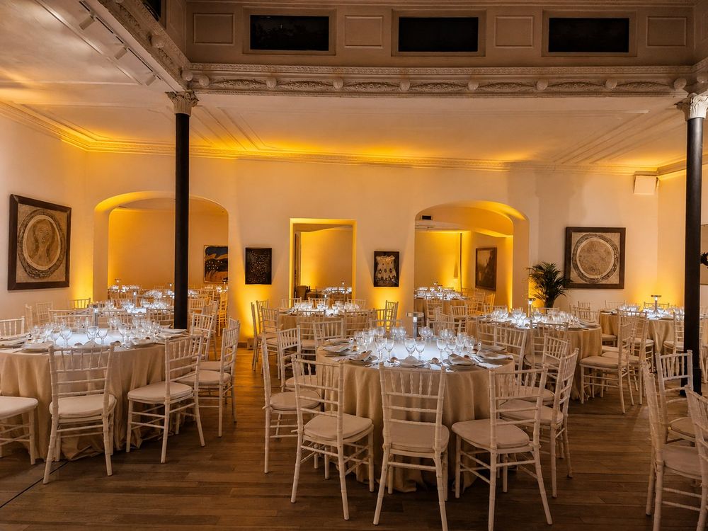 Studio Liberty — cena di gala con tavoli rotondi e sedie chiavarine