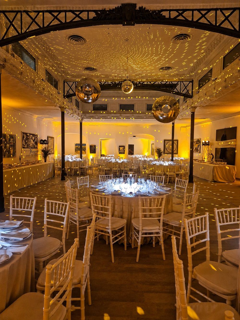 Studio Liberty — cena con proiezioni luminose sul soffitto e sfere specchiate