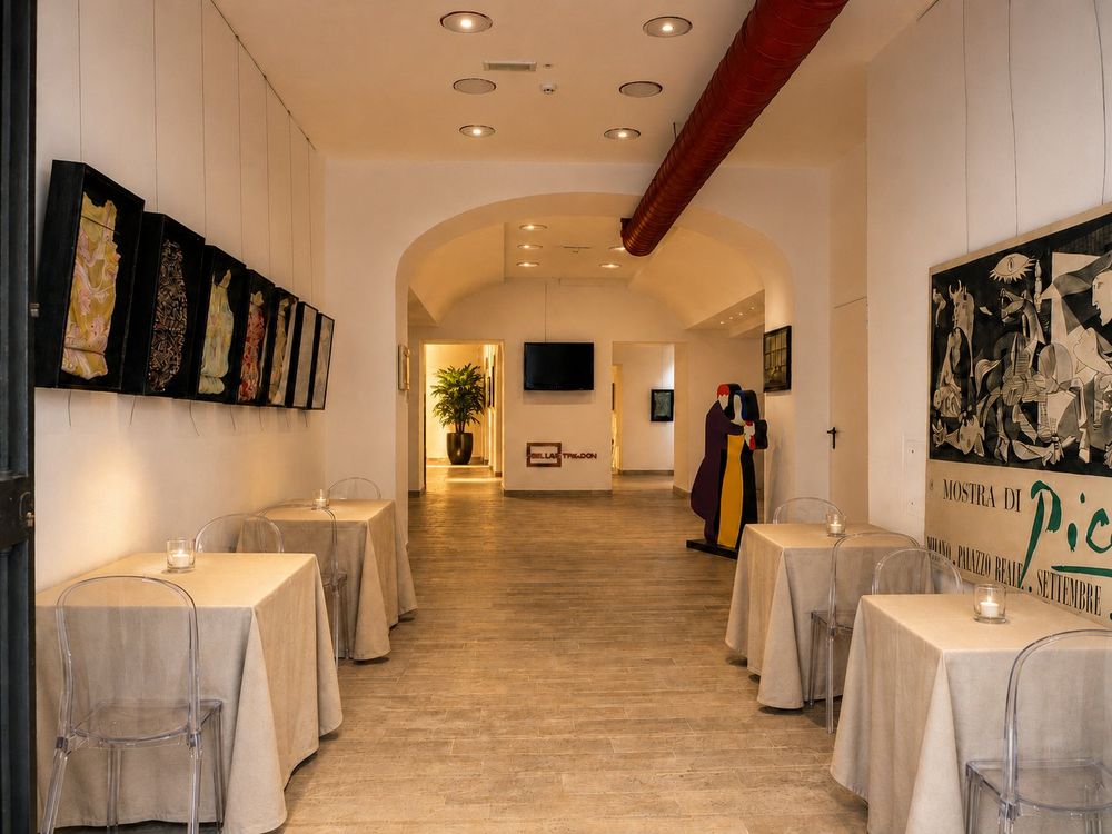 Studio Liberty — corridoio allestito con tavoli quadrati e candele