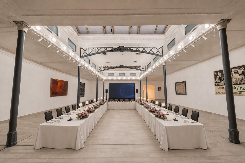 Studio Liberty — pranzo di lavoro a ferro di cavallo con microfoni e schermo LED