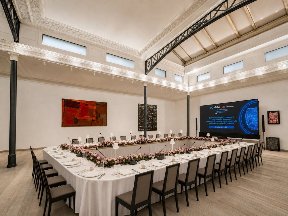 Studio Liberty — pranzo di lavoro con tavolo unico, microfoni e maxischermo