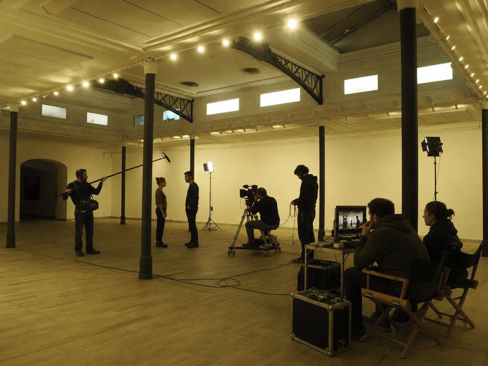 Studio Liberty — riprese nella sala grande con dolly, microfono in asta e postazione di regia